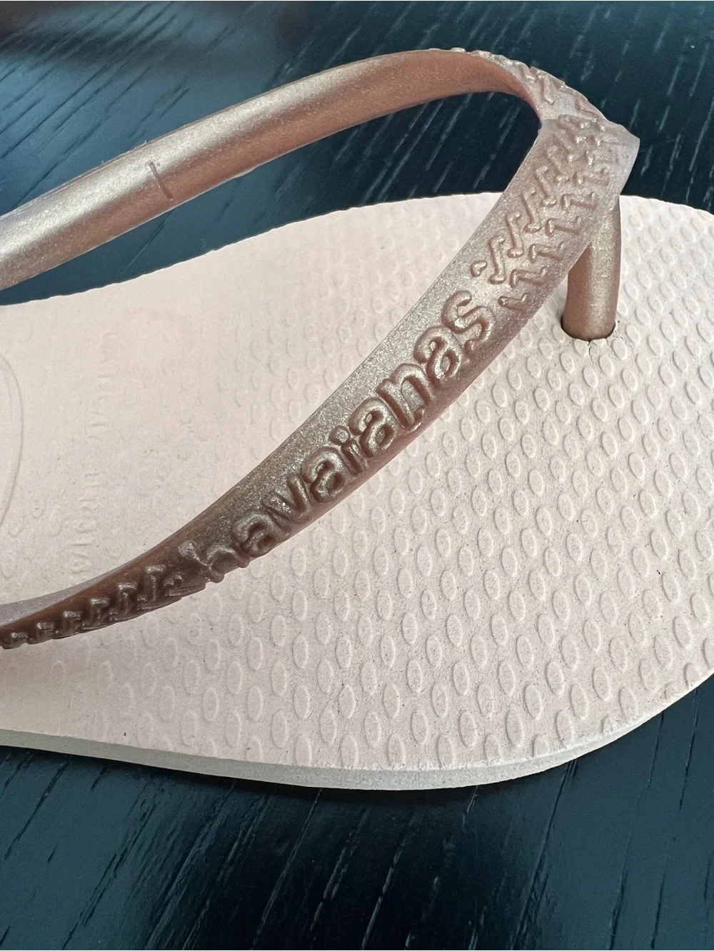 EUC Havaianas Flip Flops Pale Pink with Metallic Rose Gold Straps Kids sz 29/0